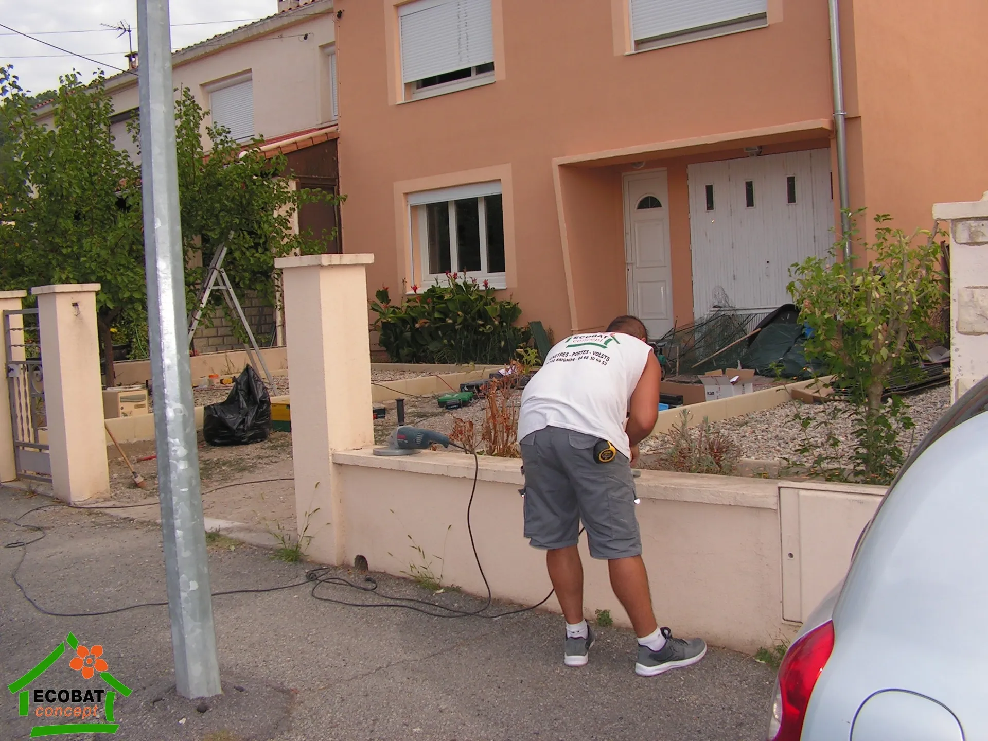 Pose d'un portail et portillon aluminium Fidji à Alès - Photo 2