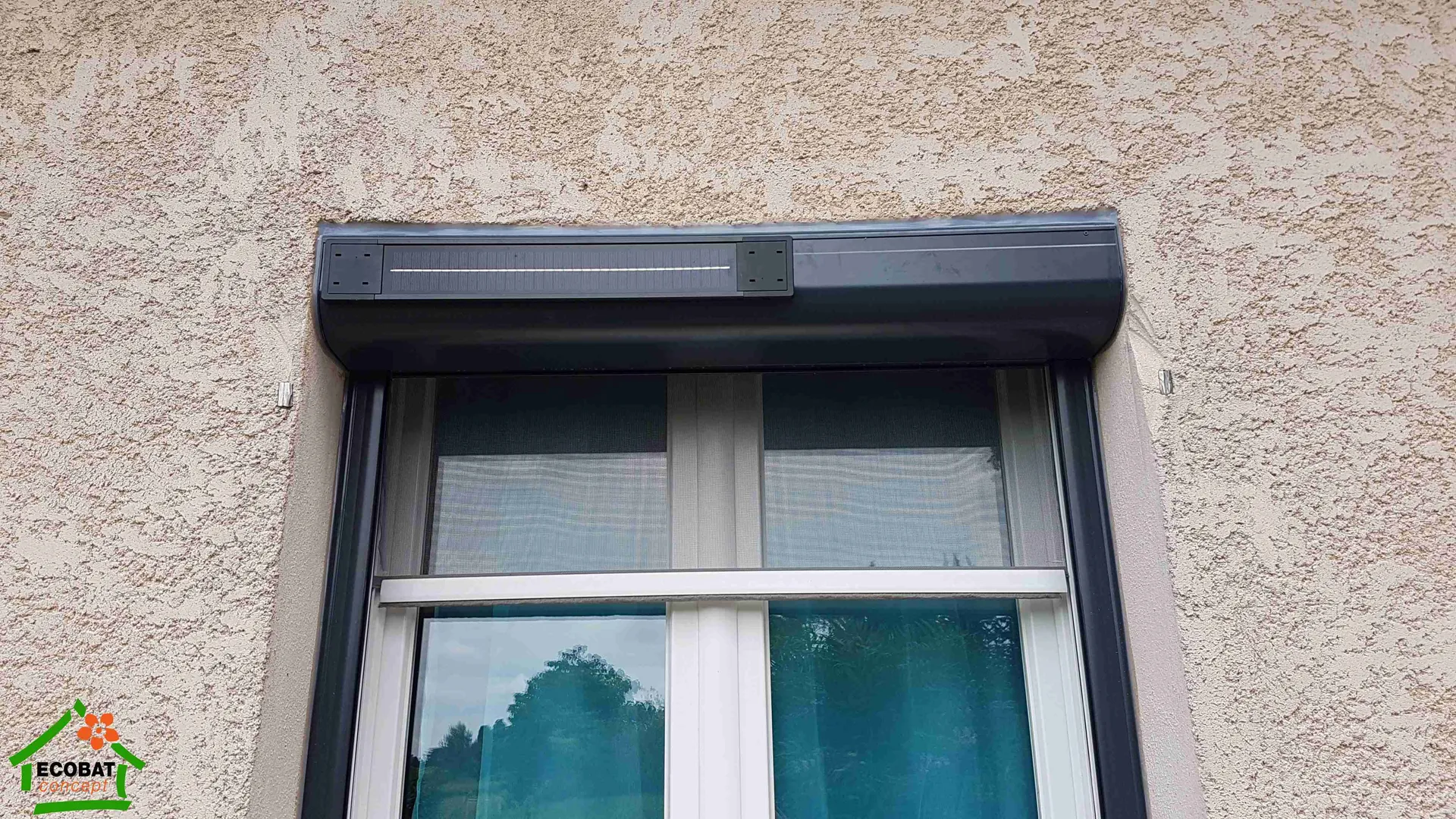 Pose de volets roulants solaires SOMFY RTS à Cruviers-Lascours - Photo 3