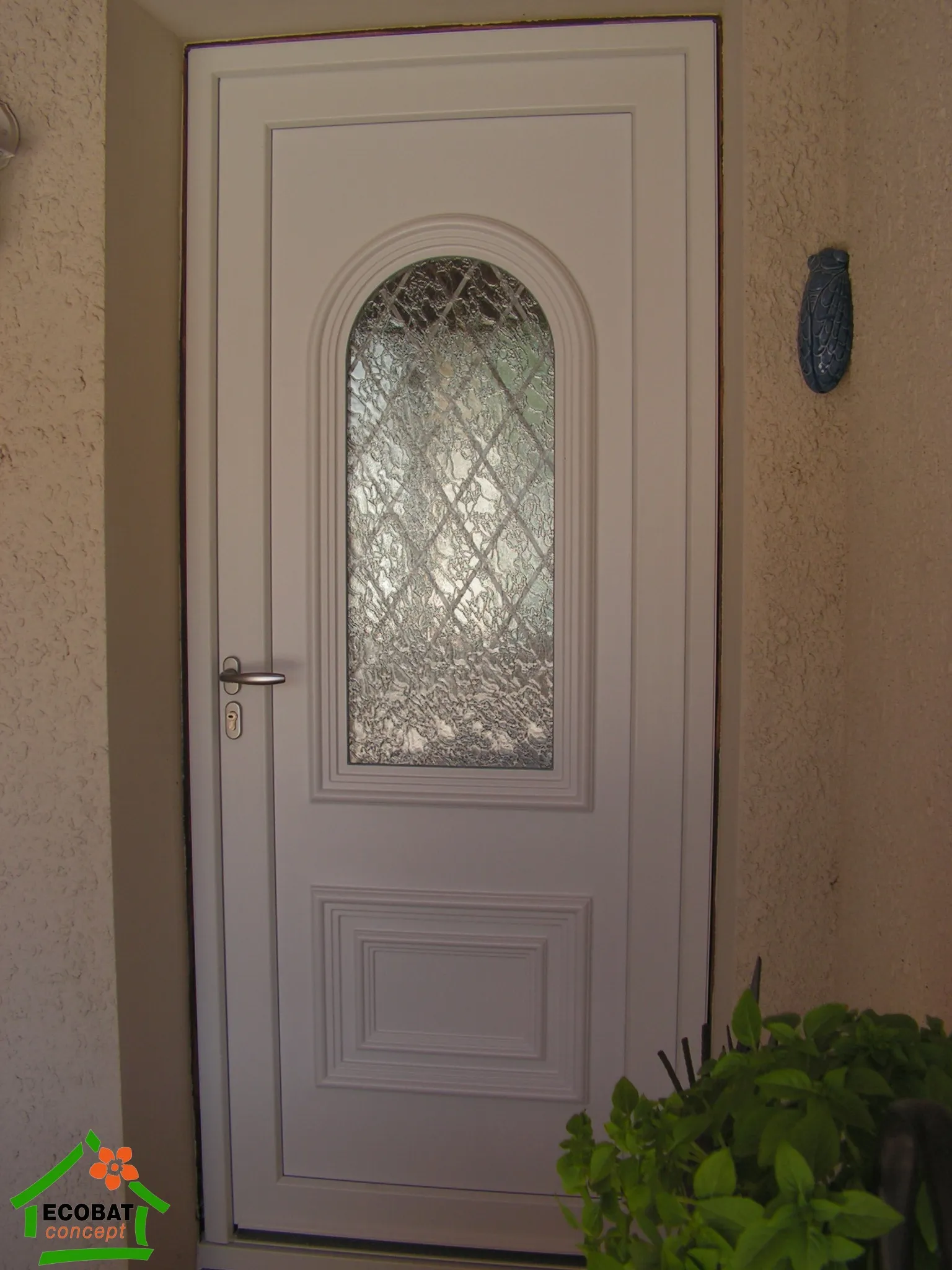 Pose d'une porte d'entrée PVC en rénovation à Saint-Chaptes - Photo 2