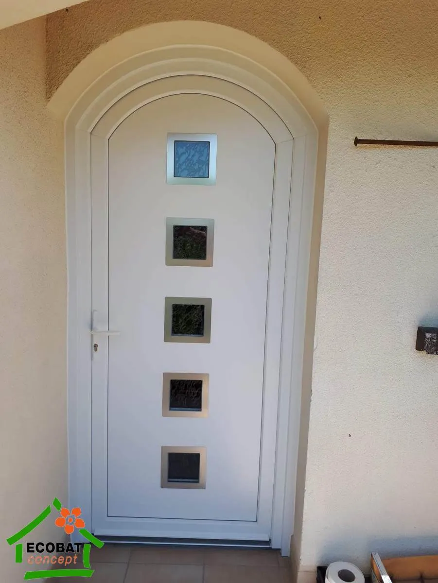 Pose d'une porte d'entrée PVC cintrée à Vézénobres - Photo 2