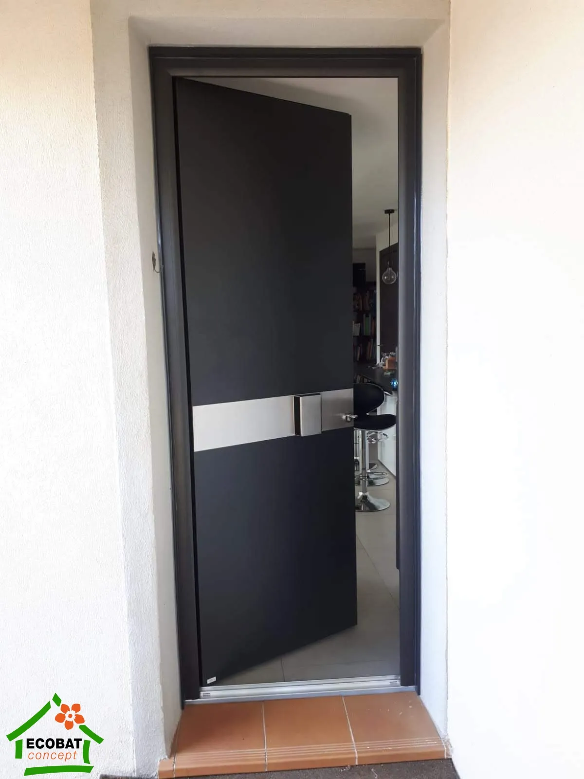 Pose d'une porte d'entrée aluminium Mixte à lames à Nîmes - Photo 2