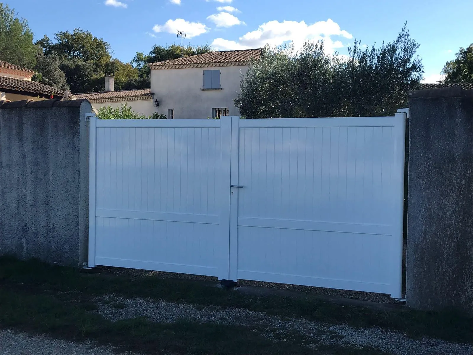 Pose d'un portail 2 vantaux aluminium à La Calmette - Photo 2