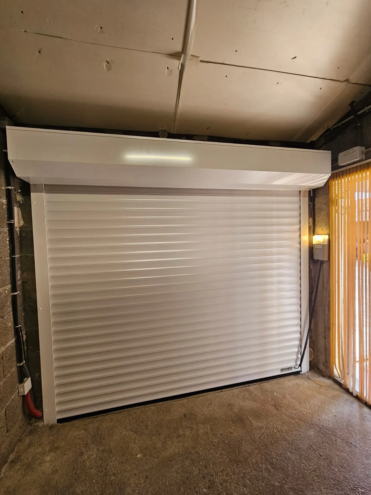 Porte de garage enroulable à La Calmette - Photo 2