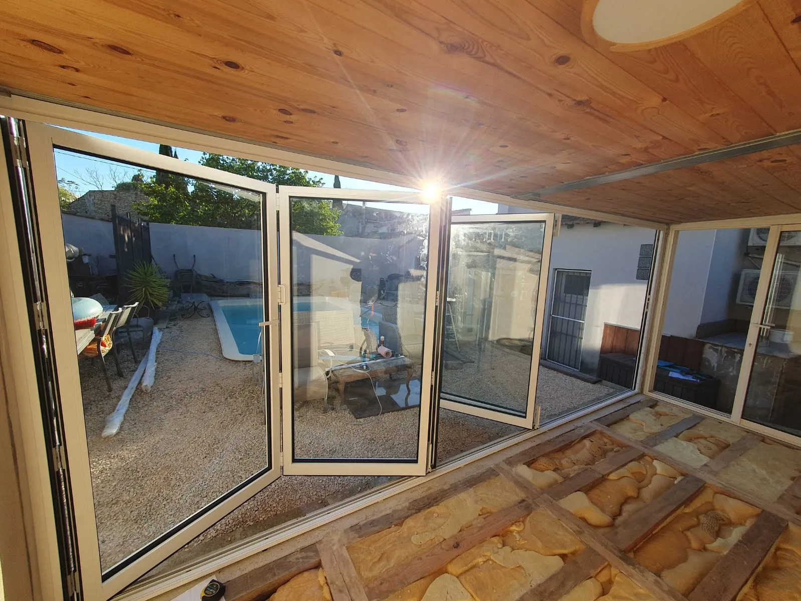 Fermeture de terrasse à Nîmes : installation d'une baie vitrée accordéon en aluminium blanc - Photo 5
