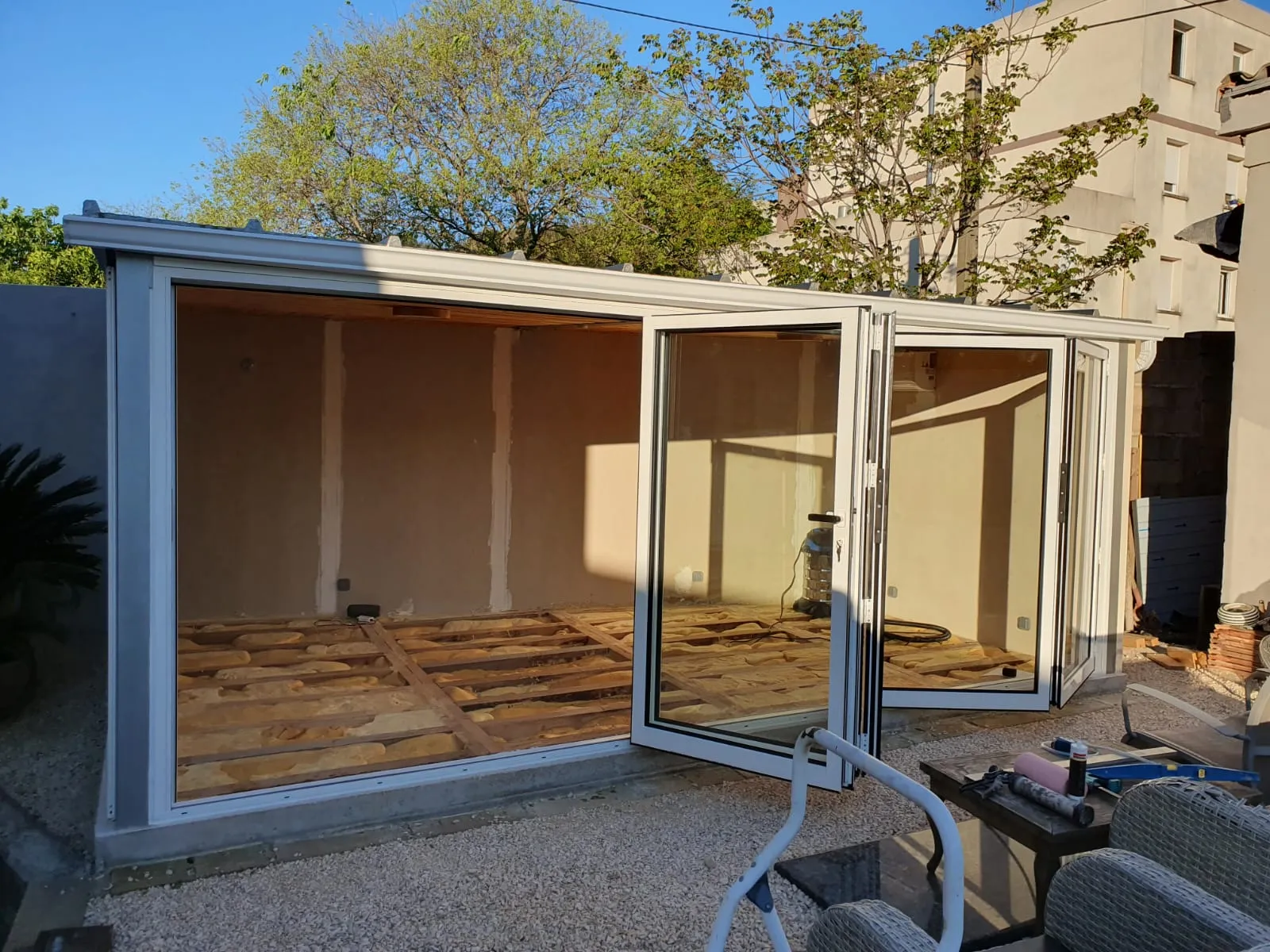 Fermeture de terrasse à Nîmes : installation d'une baie vitrée accordéon en aluminium blanc - Photo 3
