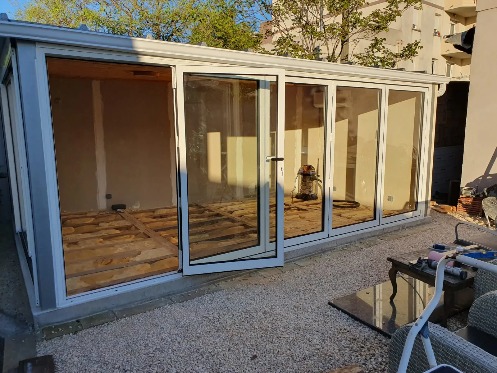 Fermeture de terrasse à Nîmes : installation d'une baie vitrée accordéon en aluminium blanc - Photo 4
