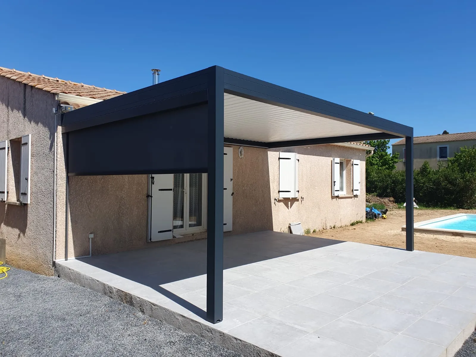 Installation d'une pergola bioclimatique avec screen motorisé à Manduel - Photo 7