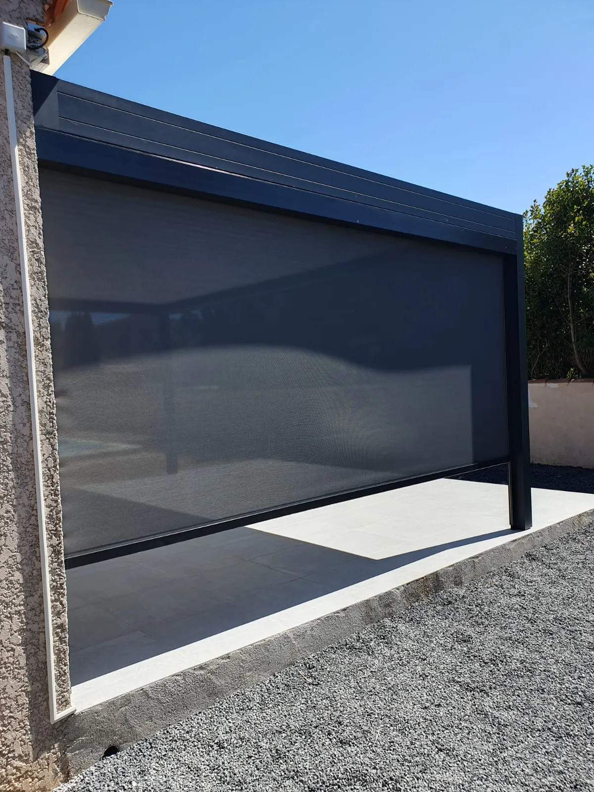Installation d'une pergola bioclimatique avec screen motorisé à Manduel - Photo 8