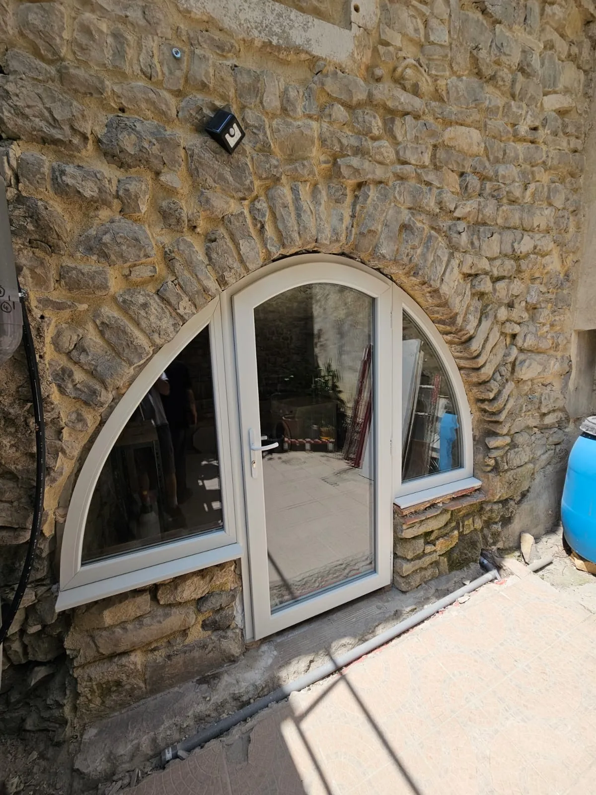 Installation d'une porte d'entrée PVC sur mesure avec imposte cintrée à Moulezan (30350) - Photo 3
