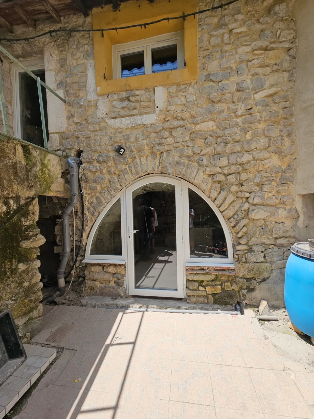 Installation d'une porte d'entrée PVC sur mesure avec imposte cintrée à Moulezan (30350) - Photo 2