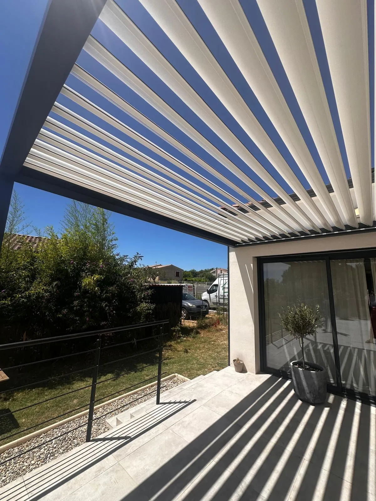 Installation d'une pergola bioclimatique à Saint-Dézéry : confort, design et protection solaire sur mesure - Photo 3