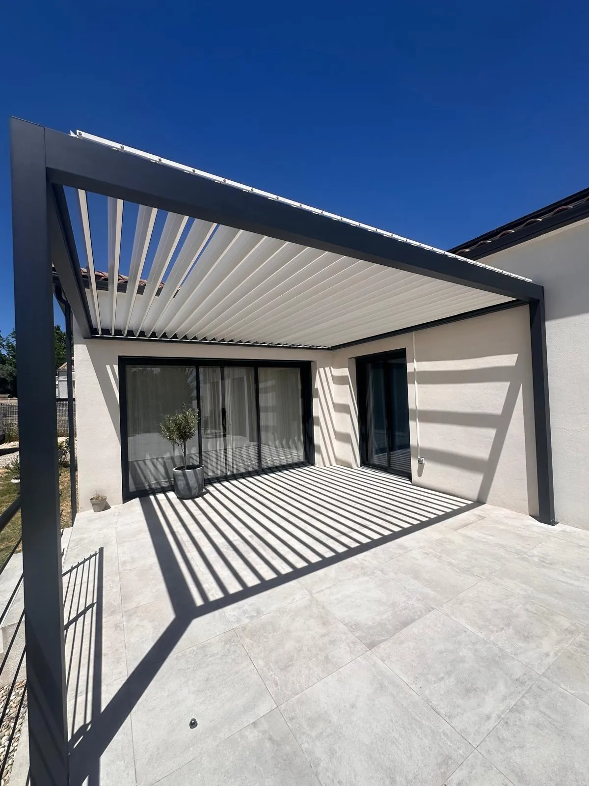 Installation d'une pergola bioclimatique à Saint-Dézéry : confort, design et protection solaire sur mesure - Photo 6