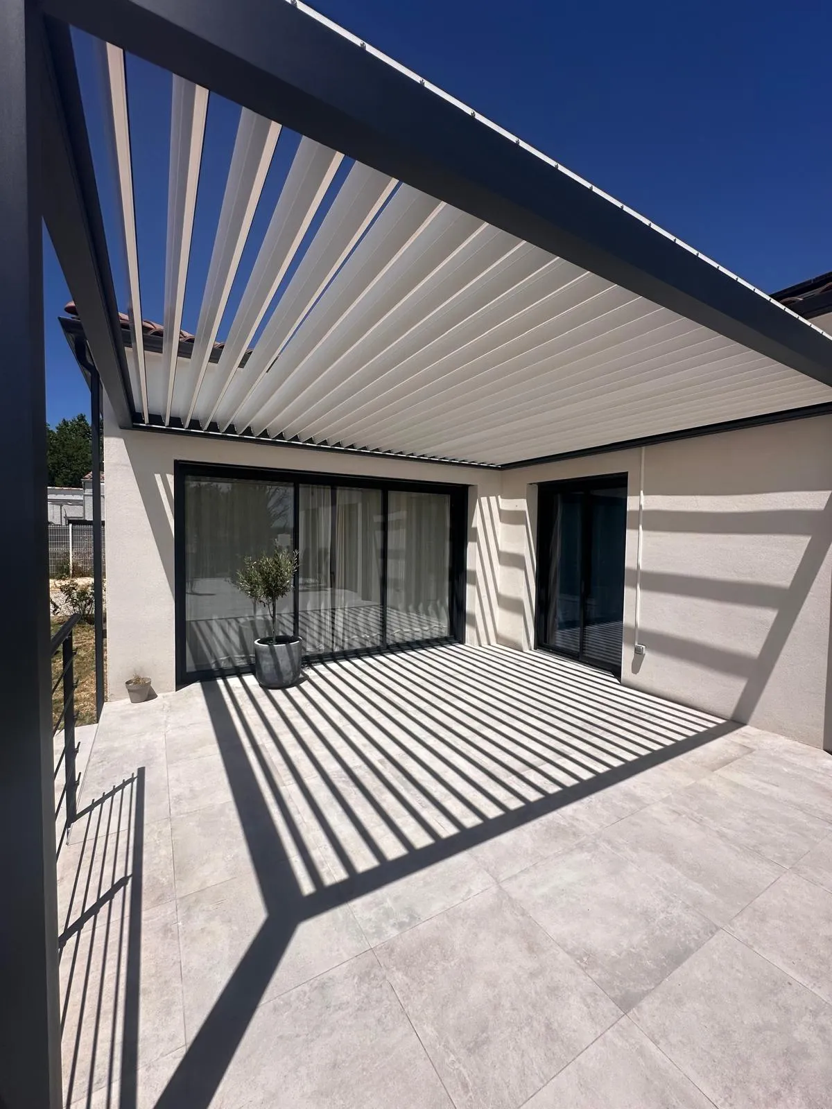 Installation d'une pergola bioclimatique à Saint-Dézéry : confort, design et protection solaire sur mesure - Photo 4